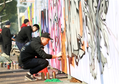 江南城區(qū)臨沅路上，涂鴉愛好者正在進行街頭涂鴉藝術(shù)創(chuàng)作